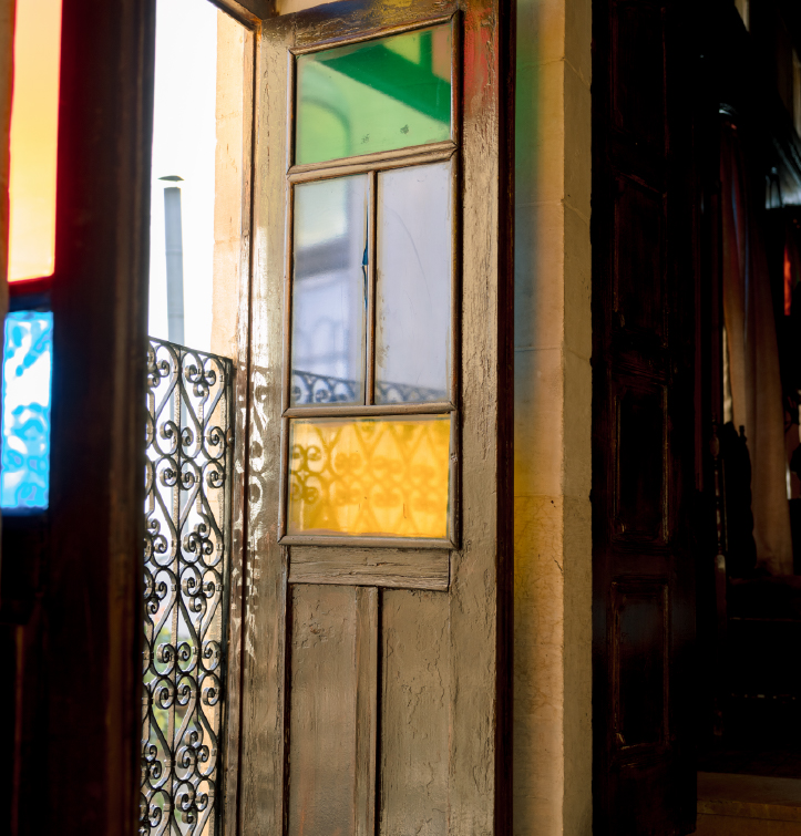 Taşın ve ahşabın uyumu, bu topraklara ait binlerce yıllık estetiği yansıtıyor.