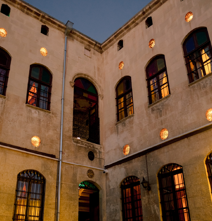 Güneş battığında, Lusavor'un tarihi avlusu sıcak bir yuvaya dönüşür.