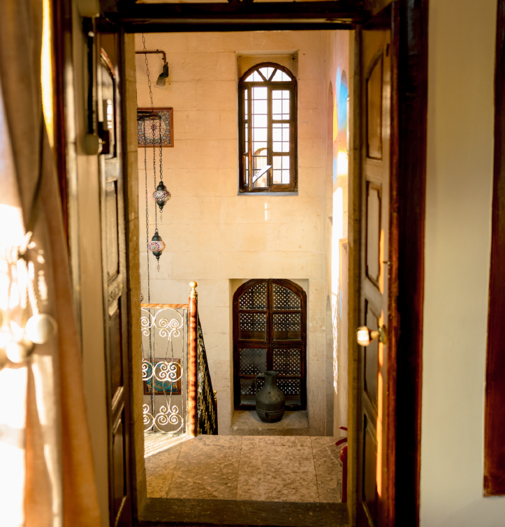 Bir kapıdan ötekine, Lusavor'da her geçiş, zamanda bir yolculuktur.