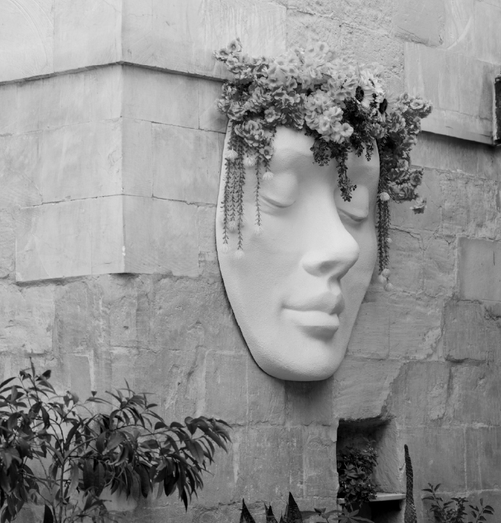 Asırlık taş duvarlar arasında, sanatın dingin yüzü size fısıldıyor.