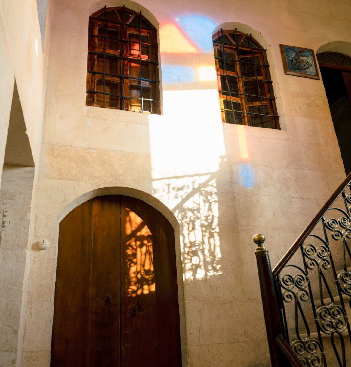 Taşın gücü ve renkli camların büyüsüyle aydınlanır.